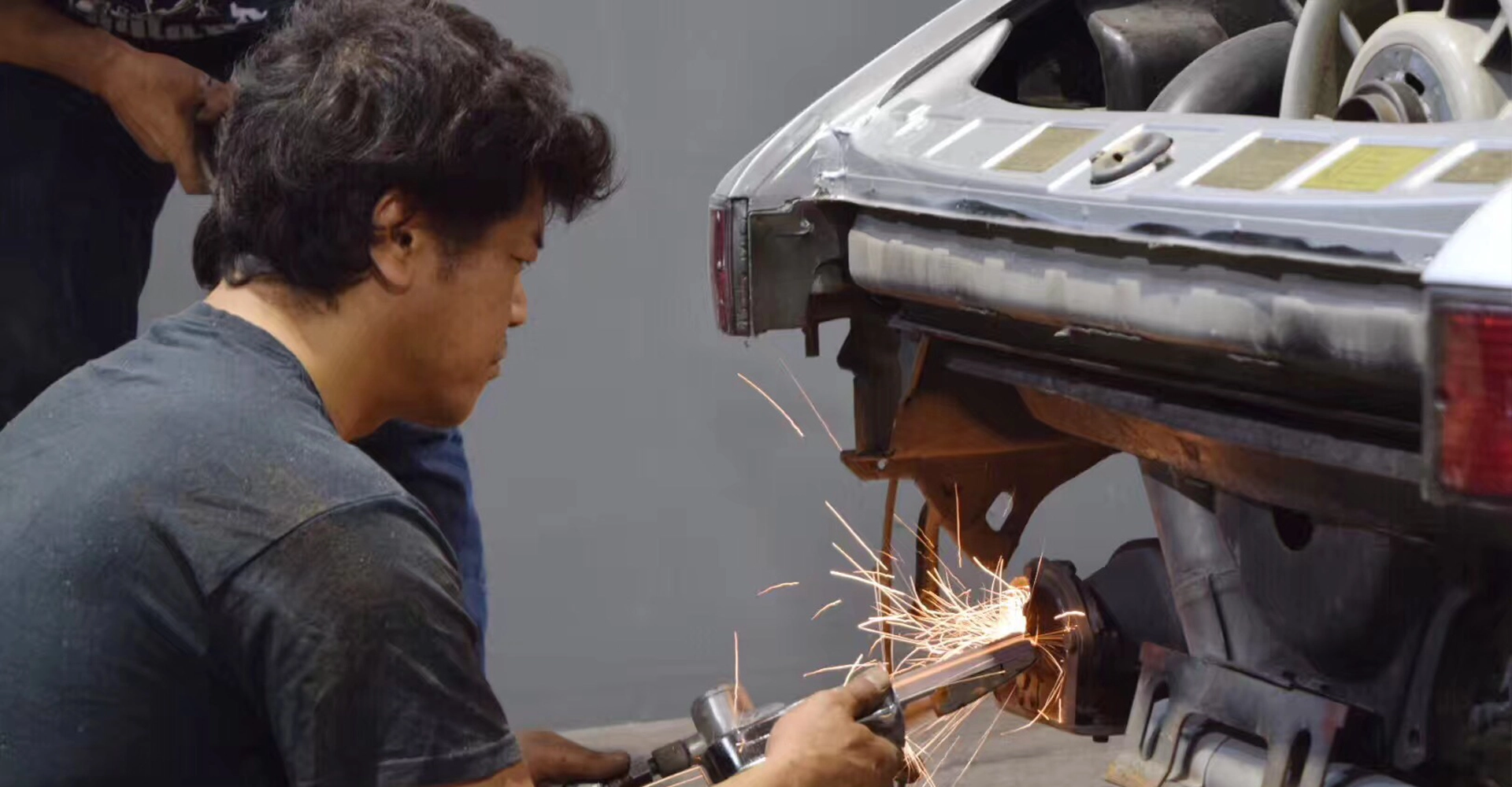 Akira Nakai cutting the body during the build